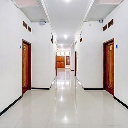 OYO 90383 Avisha Guest House Syariah Malang Dış mekan fotoğraf