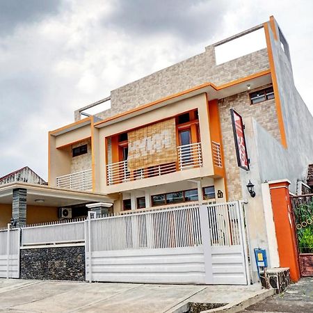 OYO 90383 Avisha Guest House Syariah Malang Dış mekan fotoğraf