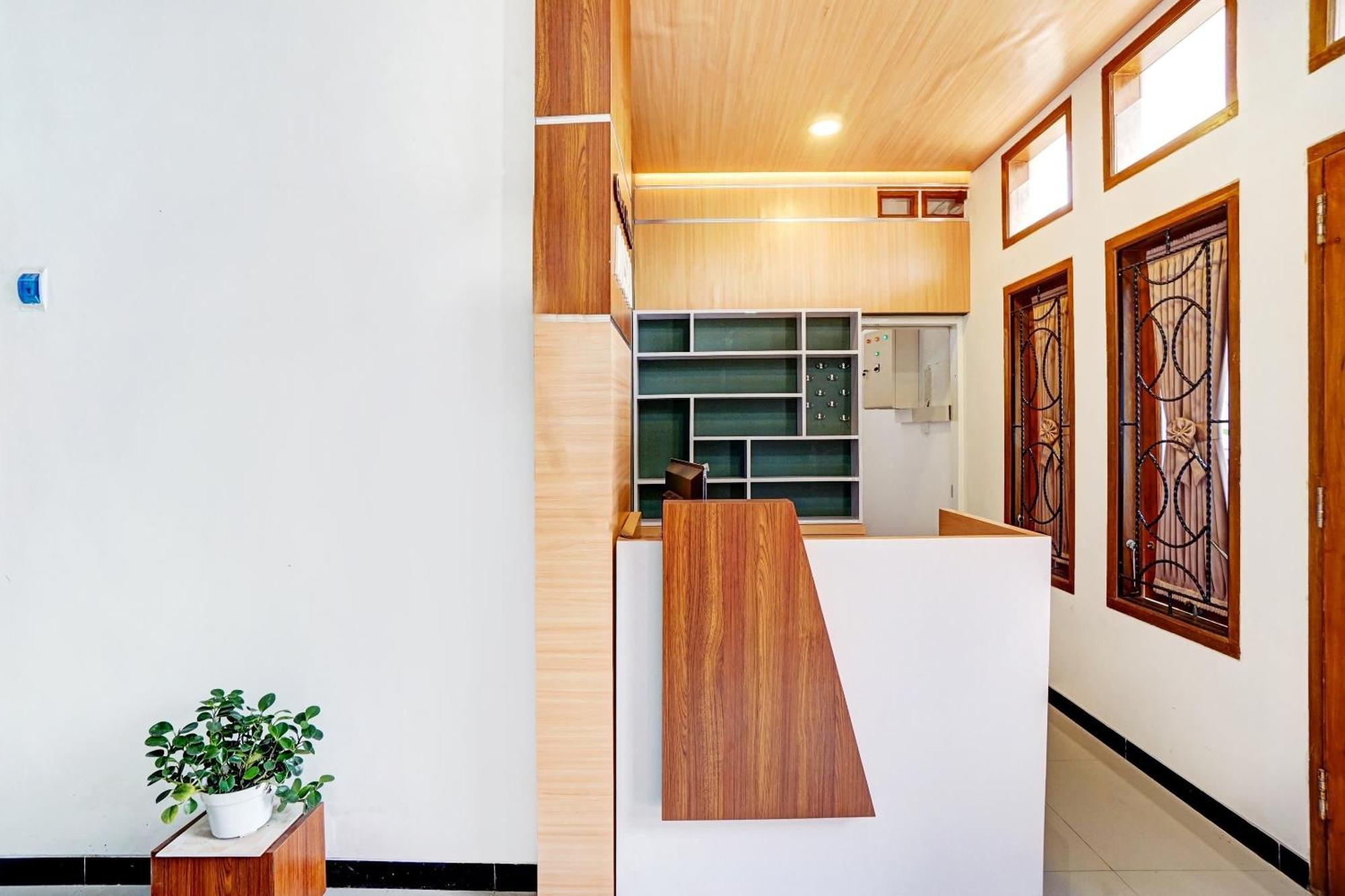 OYO 90383 Avisha Guest House Syariah Malang Dış mekan fotoğraf