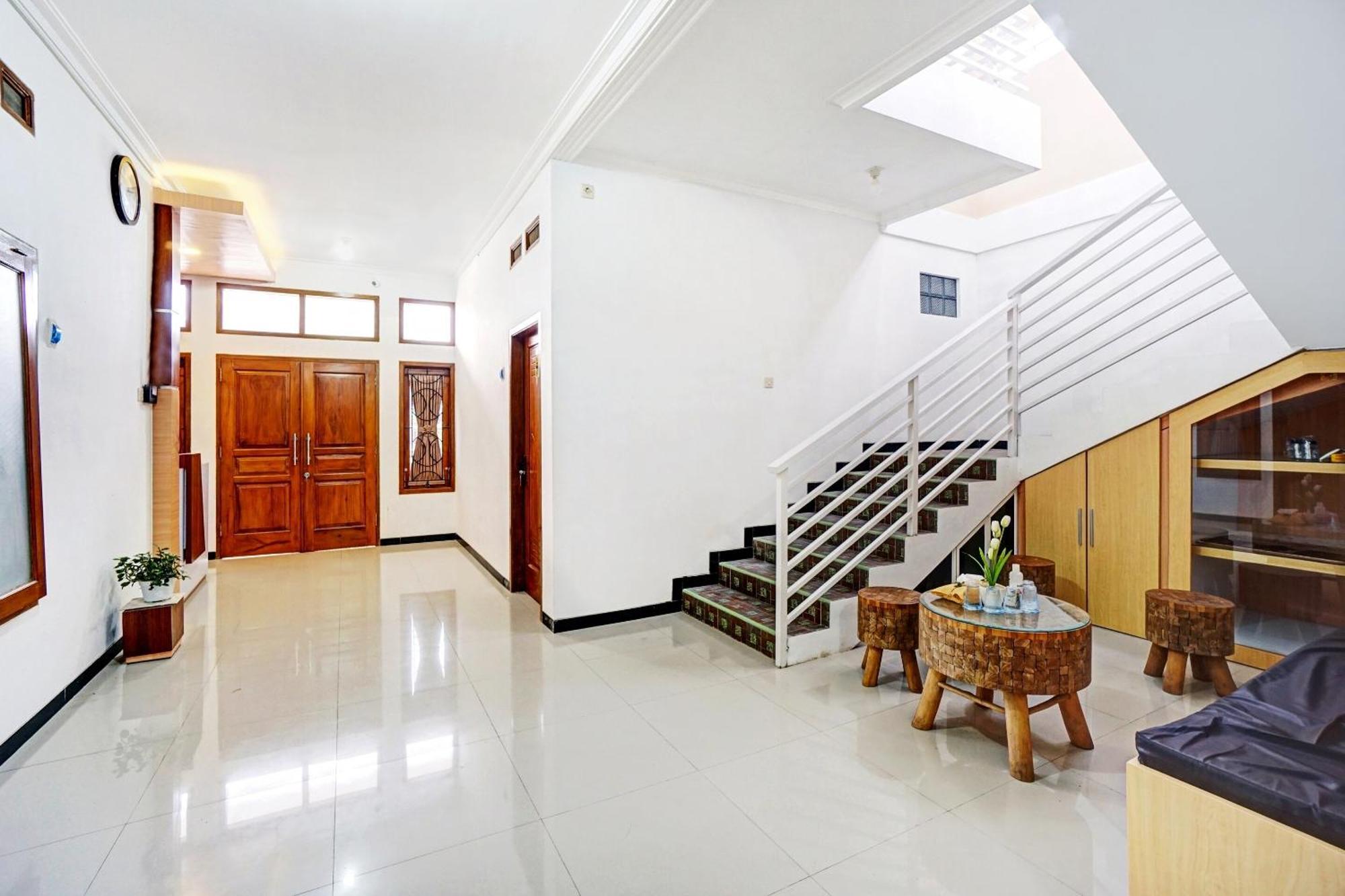 OYO 90383 Avisha Guest House Syariah Malang Dış mekan fotoğraf