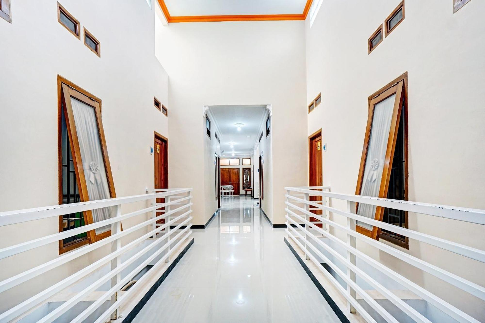 OYO 90383 Avisha Guest House Syariah Malang Dış mekan fotoğraf