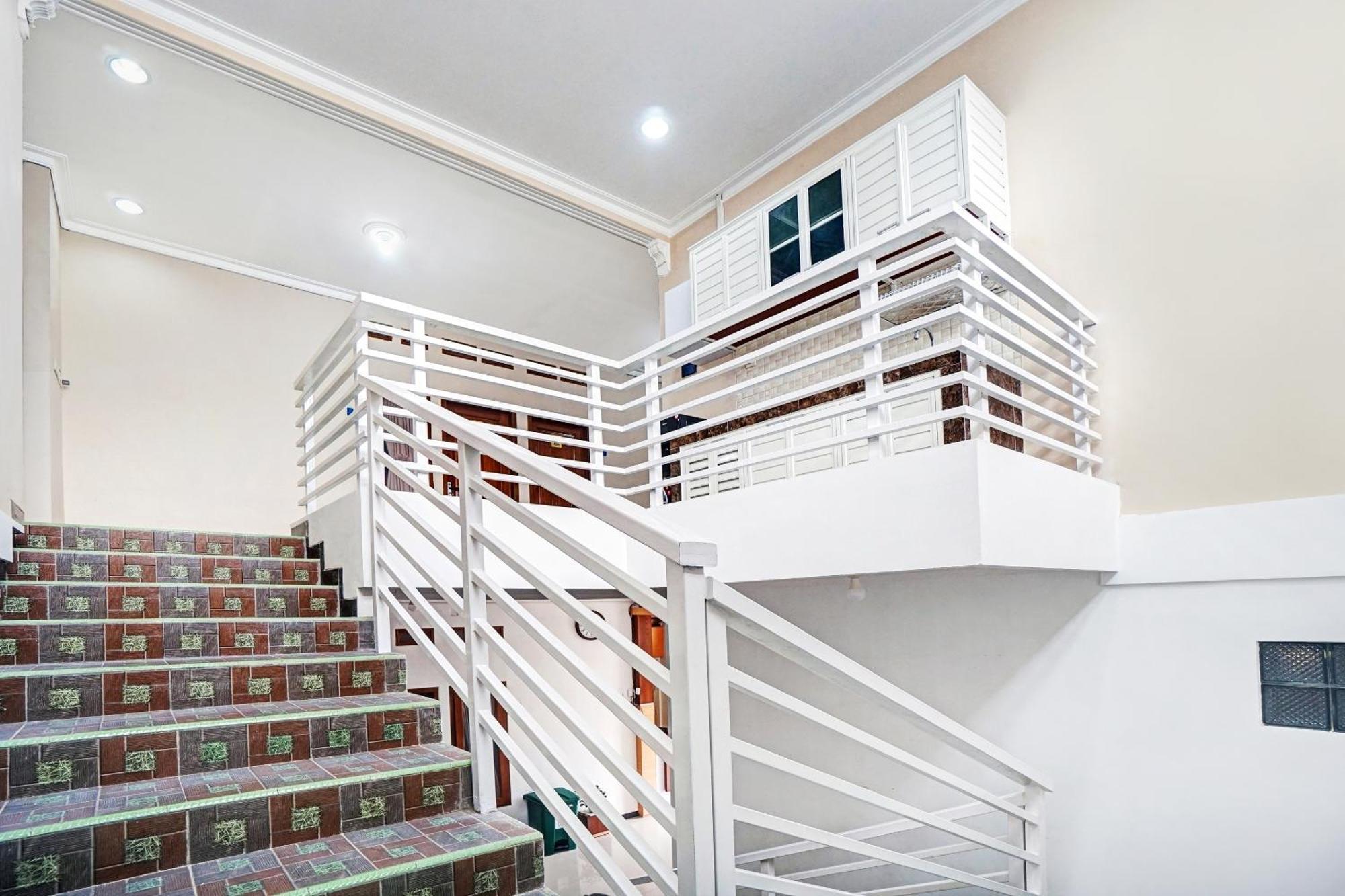 OYO 90383 Avisha Guest House Syariah Malang Dış mekan fotoğraf