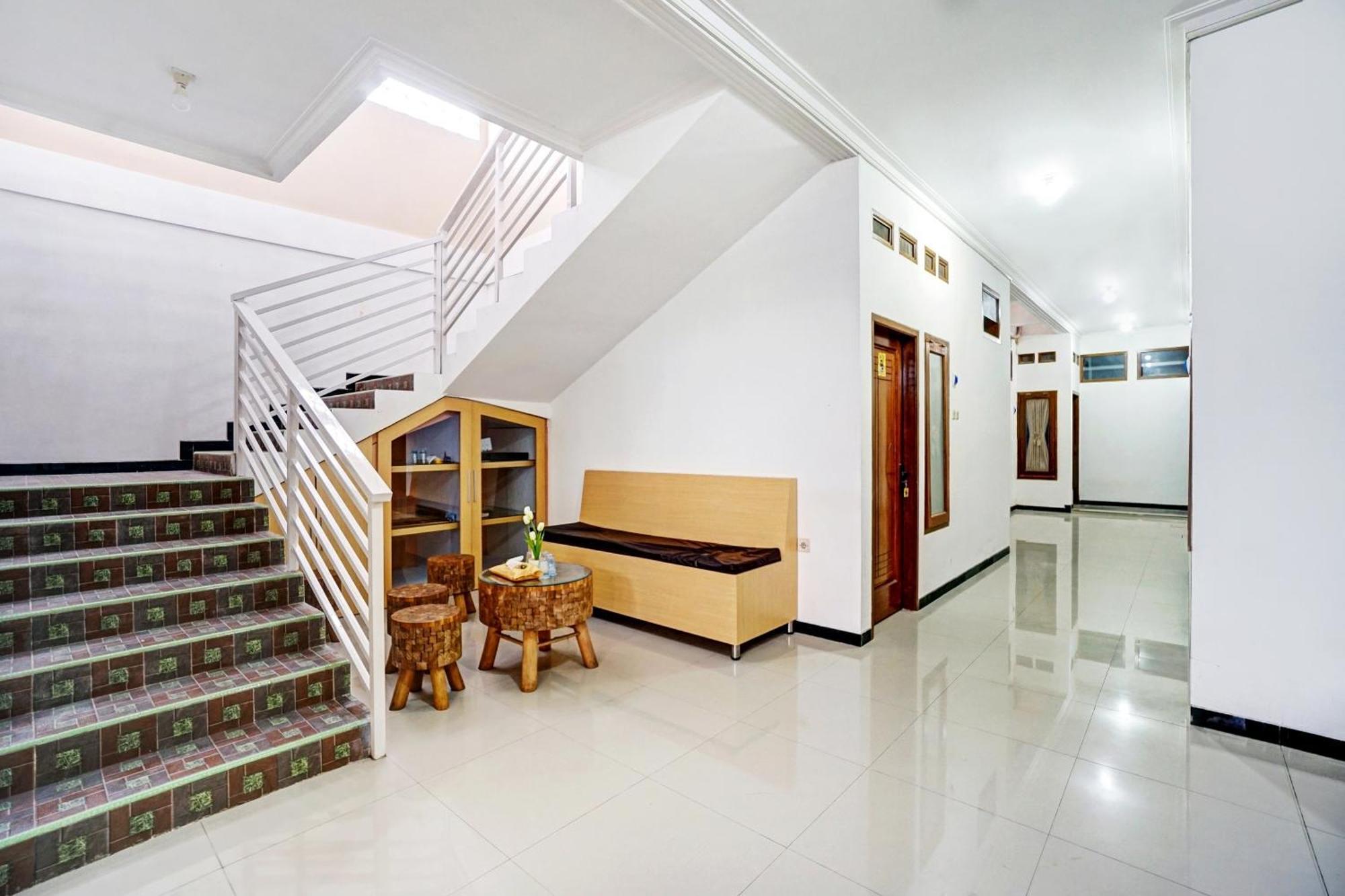 OYO 90383 Avisha Guest House Syariah Malang Dış mekan fotoğraf