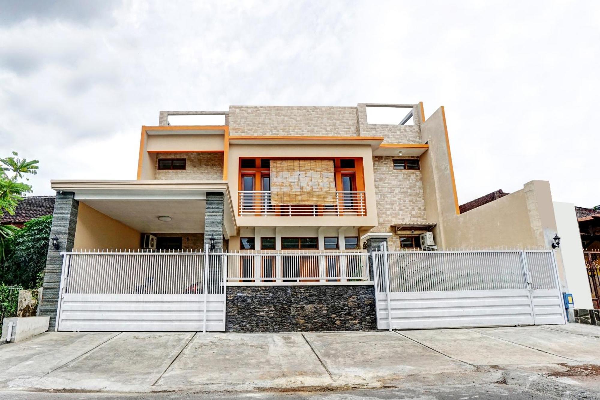 OYO 90383 Avisha Guest House Syariah Malang Dış mekan fotoğraf