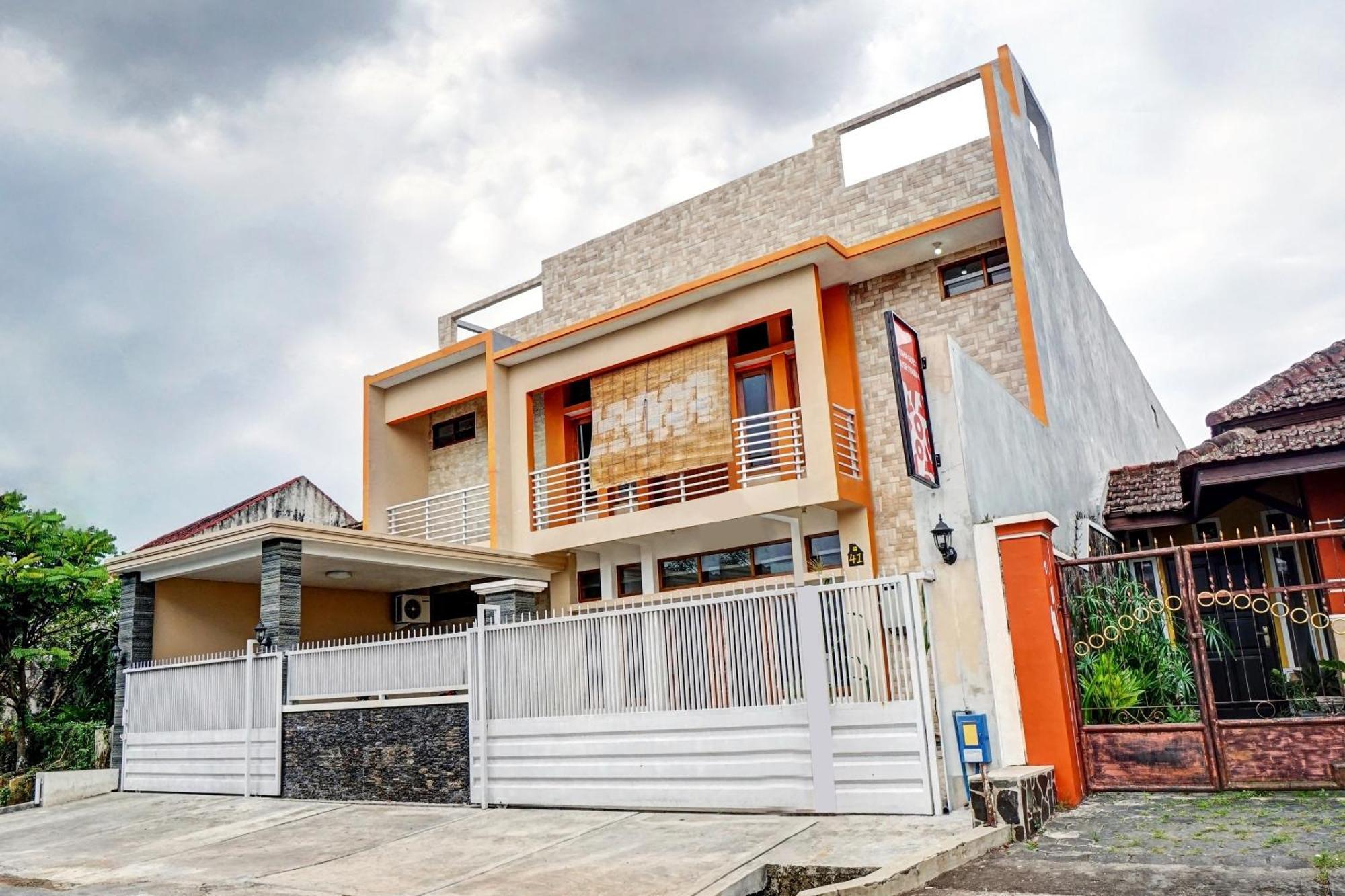 OYO 90383 Avisha Guest House Syariah Malang Dış mekan fotoğraf